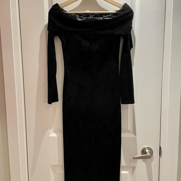 Long sleeve velvet off-the-shoulder dress - S - Picture 1 of 3